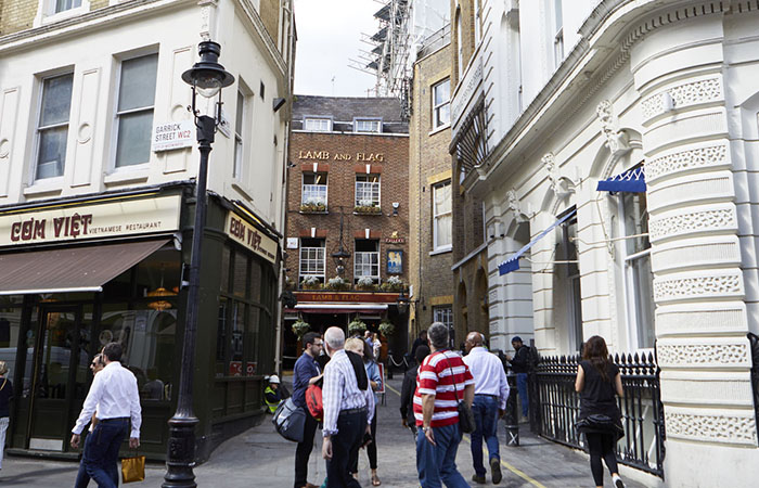 most-haunted-fullers-pubs-lamb-and-flag-2