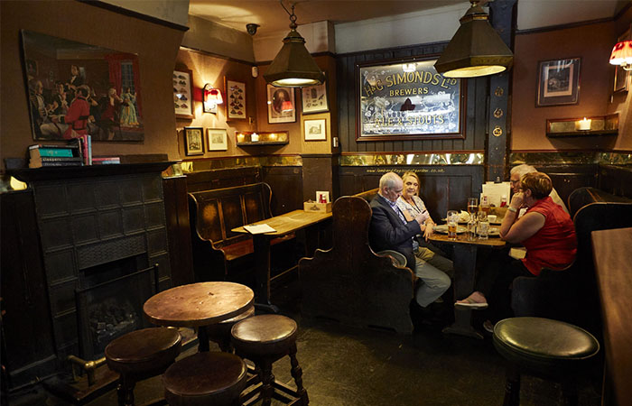 most-haunted-fullers-pubs-lamb-and-flag