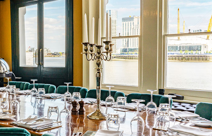 the-gun-docklands-river-room